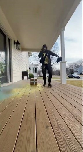Thief Opens Fake Amazon Box and Sets Off Glitter Bomb