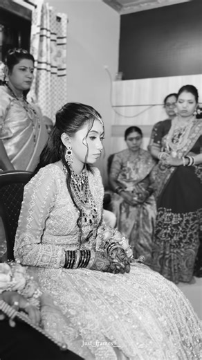 Just_frame’s on Instagram: "मनात आठवणी… डोळ्यात अश्रू.”🥺❤️ #newpost #instadaily #instagram #instagood #instalike #just_frames #viral #instamood #aagrikoli #bride #emotional #momdaughtergoals #love"