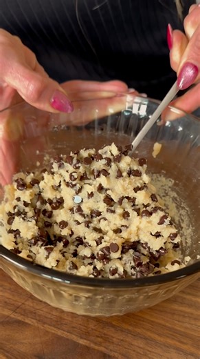 NO BAKE COOKIE DOUGH BITES, one of my fav sweet treats to always have on hand! The base is melted chocolate, then there’s a thick layer of edible cookie dough, peanut butter and a little more chocolate. Freeze and pop out a square or two anytime the sweet craving hits! SAVE this post, SHARE with friends and FOLLOW me @kalejunkie for more fun recipes! Comment LINK and I will DM you my ice cube trays and everything I use in my reels. Cookie dough layer 1 3/4 cups almond flour 1/4 cup maple syrup 1