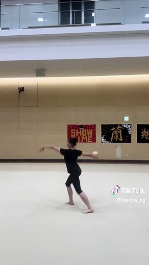 本日はボールの演技です💞 世界一美しいつま先と言っても過言では無い‼️ まるで高いヒールを履いているかのような足、、どこを切り取っても本当に本当に美しい。 そして、表情がパッと明るくなる曲の変わり目の部分にいつも鳥肌が立ってしまいます🐓✨ JAPANまであと少し‼️🇯🇵 藤園祭でもJAPANに出場する選手たちの演技披露がありますので、是非お越しください✨ #世界一 #第53回新体操研究発表会 #showtime #翔時 #東京女子体育大学新体操競技部 #東女体大 #新体操 #一心同体東女体 #twcpe #tokyowomenscollegeofphysicaleducation #rhythmicgymnastics