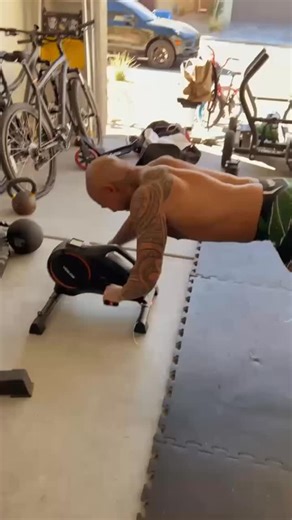 One of me favourite exercises for hand speed is the arm bike. I do it standing and now I do it in a plank position. Both backwards and forwards emphasizing more backward movement because it’s an unnatural movement.🤯 Picture it as similar to running backwards. Excellent for speed, agile, balance and general athleticism. With the backward motion it’s essentially hitting a speed back backwards. The best thing is you can add resistance for either speed or power. 🧠 fashionablyfit.vegas🎥🎬 #lasvega