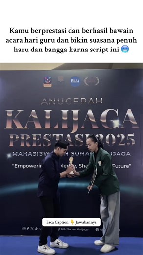 🎤 SCRIPT MC HARI GURU – HARU & BANGGA Assalamu’alaikum warahmatullahi wabarakatuh. Yang kami hormati para guru tercinta, dan seluruh hadirin yang berbahagia… Hari ini adalah hari yang berbeda. Hari yang membuat kita berhenti sejenak, menarik napas, dan melihat kembali perjalanan panjang yang telah guru-guru kita lalui untuk kita. Hadirin sekalian… setiap dari kita berdiri di sini bukan hanya karena kemampuan diri, tapi karena ada seseorang yang dengan sabar membimbing langkah kita, mengajarkan 