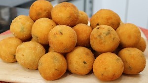 BOLINHO DE MANDIOCA RECHEADO I DELICIOSO SALGADO FRITO | Receitas de Pai