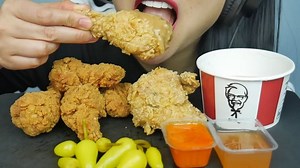 ❤️SAS❤️ on Instagram: "ASMR EATING SOUNDS. KFC fried Chicken + Wings with gravy🤤. When was the last time you had fried chicken? Link in bio👆🏻. . . . . #asmr #asmrfood #asmrcomunity #asmrsounds #asmreating #eatingsounds #mukbang #eatingshow #friedchicken #chicken #wings #gravy #sogood #asmrcunch #crunchy"