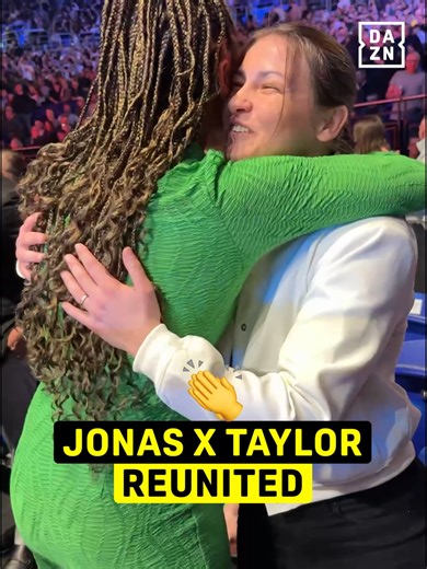 Natasha Jonas & Katie Taylor embrace on fight night 🙌 #DickensCacace 🤳