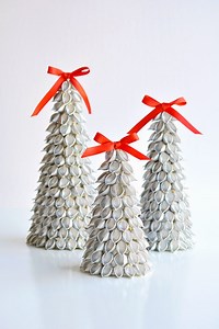 PASTA CHRISTMAS TREE - so beautiful! Instructions >> https://onelittleproject.com/pasta-christmas-tree/ | One Little Project