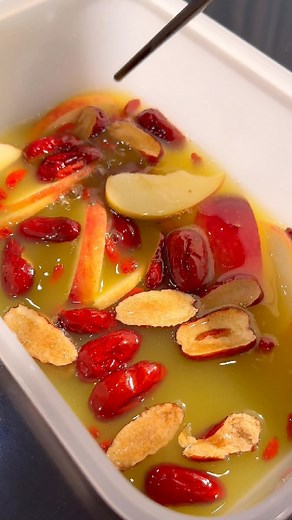 Nếu mới bắt đầu làm nước lên men thì enzyme trái cây cũng là 1 loại nước ngon và dễ làm Dụng cụ làm nước lên men ở đây: - Đường mía thô làm nước lên men : https://s.shopee.vn/12VhtHGEP - Mật mía làm nước lên men: https://s.shopee.vn/VymIoFMDW - Chai thuỷ tinh nắp gài: https://s.shopee.vn/VymJGLZpY - Rây lọc nhựa: https://s.shopee.vn/4VUv4rmCoc - Ca đong thuỷ tinh chia vạch: https://s.shopee.vn/4LBUsYmq9b - Bình ngâm: https://s.shopee.vn/12ViLNTqV | Là An - Ăn Là Lành