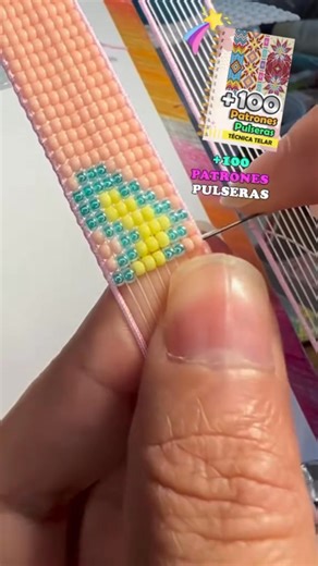 🎨💎 ¿Te imaginas poder crear tus propias pulseras desde casa? 💎🎨 Con nuestro Pack de 100 Diseños de Pulseras podrás hacerlo aunque nunca hayas tejido antes. 🧵✨ Incluye patrones detallados, medidas, combinaciones de colores y una guía paso a paso para que aprendas desde cero y veas resultados desde el primer intento. 🙌 Es un pasatiempo relajante, creativo y con potencial para generar ingresos extras, ideal para transformar tu tiempo libre en algo productivo y hermoso. 💰💖 Miles de mujeres y