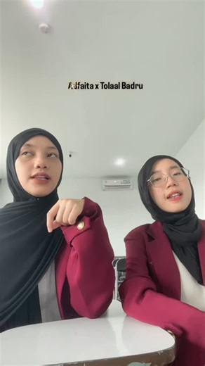 Hikmah Sifa Aulia on Instagram: "Adfaita x Tolaal Badru Kolab again di sela sela UAS @donahrdyntiy @nusaputrauniversity #nusaputrauniversity #adfaita#tolaalbadrualaina#arabicsong"