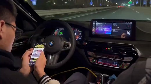 宝马•BMW5AU ACC Pro 专业级驾驶辅助系统打转向灯自动变道 主动刹车 跟车辅助，车道保持，变道辅助超车预警，交通标志识别等功能，L2级辅助驾驶