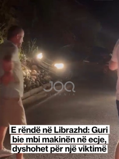 Një aksident i rëndë është shënuar mbrëmjen e sotme në aksin rrugor Librazhd-Përrenjas, ku një gur i shkëputur nga mali ka rënë mbi një automjet në lëvizje. Sipas dëshmive të mbërritura në redaksinë e JOQ Albania, drejtuesi i mjetit udhëtonte i vetëm dhe ka mbetur i bllokuar brenda automjetit pas goditjes së fortë. Në pamjet e siguruara nga vendngjarja shihet automjeti i dëmtuar rëndë, ndërsa në vend kanë mbërritur ambulanca, policia dhe shërbimi zjarrfikës për ndërhyrje. Disa dëshmitarë pretend