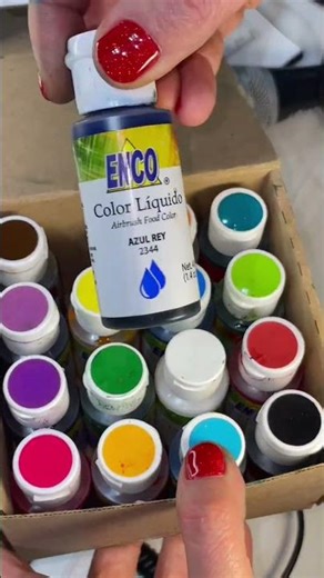 These Grammys-inspired cookies by @gallepolis are serving main-character energy.