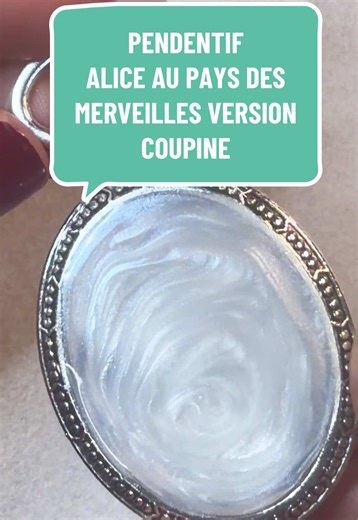 ✨ Un peu de magie s’invite à l’atelier aujourd’hui… Un pendentif inspiré d’Alice prend doucement vie, entre reflets, détails délicats et imaginaire merveilleux 🐇🫖💫 Chaque pièce raconte sa propre histoire… et celle-ci a clairement un parfum de conte. Il sera disponible la semaine prochaine sur le site 🌙 Mais si c’est le coup de cœur… tu peux déjà me contacter en message privé 💌 Très bon week-end à tous 🤍 #lescoupines #creatricefrançaise #aliceaupaysdesmerveilles #bijouoriginal #resinart