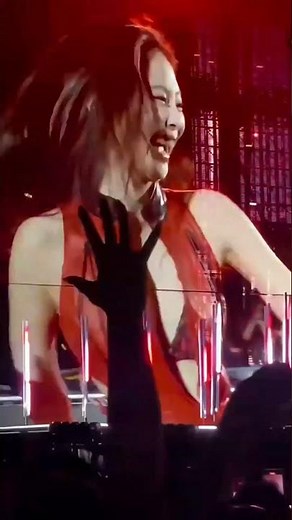 Jennie reveals bra at deadline tour la Sofi stadium 🔥 she's so iconic #jennie #jenniekim #viral