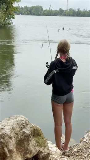 Do u know her? Who’s that chick!? #nikepro #fishing #trend #angeln #explorepage #whosthat