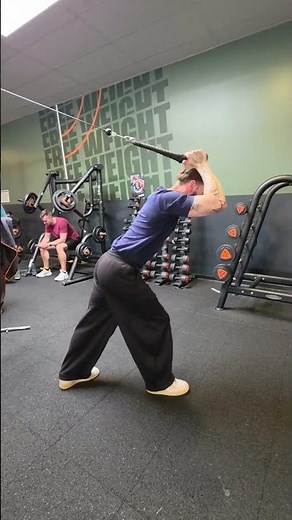 extension des triceps à la poulie haute au-dessus de la tête (souvent appelée overhead)