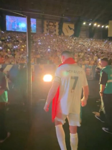 Cristiano Ronaldo celebra junto a la afición del Al Nassr FC la conquista de la liga saudí en medio de una noche de festejos y cánticos. El delantero portugués tomó un tambor para animar a los seguidores mientras miles de aficionados corean el tradicional “Siuuu”. #Latinus #InformaciónParaTi