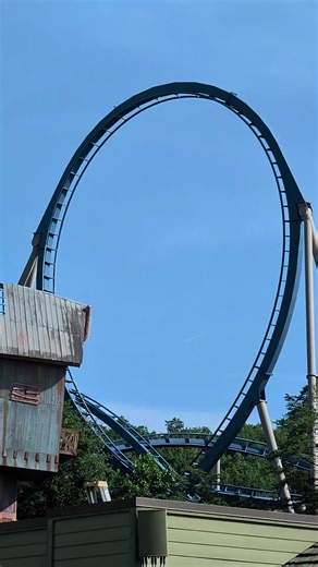 Wild Eagle at Dollywood is super smooth and so much fun. Just a great ride all around 🤩 #dollywood #dolly #wildeagle #bolligerandmabillard #rollercoaster #rollercoasterenthusiast #coaster #coasterenthusiast #goodtime #adventure #letsgo #fun @Dollywood Parks & Resorts @B&M