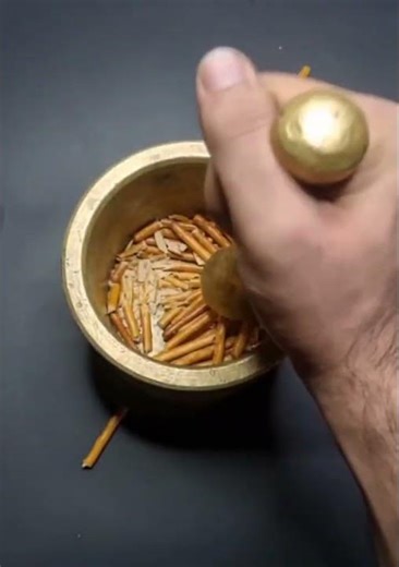 So crunchy… listen to this breadstick crush 🤤🤏💥#shorts