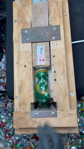 挑战全世界压易拉罐记录#shorts #cancrushin #cancrushing #satisfying #drink#ASMR#cans#解压#缓解压力#FallintoShorts