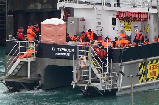 More than 800 people cross Channel in single-day record for December