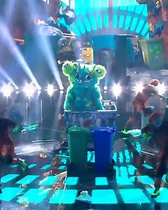 Den ersten Auftritt der Staffel präsentiert euch Köstritzer - hättet ihr gedacht, dass sich so ein cooler #maskedsinger in der Mülltonne versteckt? 😍 | The Masked Singer Germany