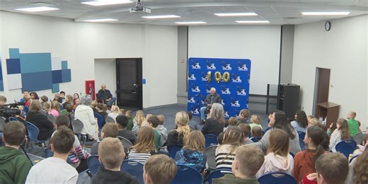 100-year-old WWII veteran visits elementary school for its 100th day