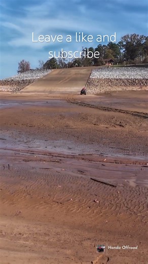 Honda rubicon deluxe mudding #hondaoffroad #mudriding #wheelsinmud #viralvideo #foryou #mudding #mud