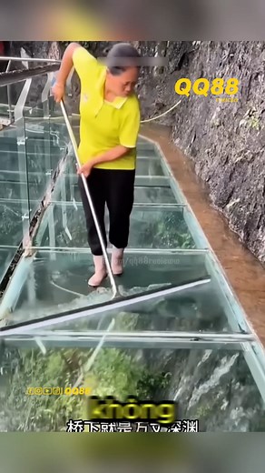 1.2M views · 3.5K reactions | Cầu kính quá cao mà người công nhân vân phải lau dọn mỗi ngày ! #review #kienthuc #videoviralシ #xuhuong #haihuoc | QQ88 Review | Facebook