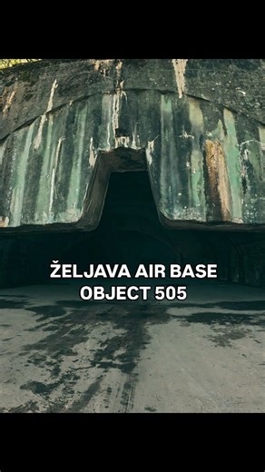 Bedekr Ofiko - Urbex on Instagram: "V tomto videu se podíváme na jedno z nejutajenějších a největších vojenských leteckých základen studené války známé také jako Objekt 505. Tato obří podzemní základna je ukrytá v masivu hory. Skrývá unikátní podzemní tunely a hangáry, schopné přežít i jaderný útok Koukneme se i na ikonické letadlo Douglas C-47 Dakota (DC-3), které dnes na místě stojí jako tichý svědek minulosti Základna byla v roce 1992 zničena během rozpadu Jugoslávie a dnes je opuštěná. Přest