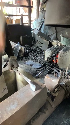 The hand-forging process of shaping the chisel handle. #blacksmith #forging #hardwork #iron