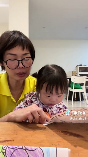 1st time teach her use scissor , her teacher teach her few time dy, but m 1st time, bit takut pun #auntiechriz #downsyndromeawareness #downsyndromekids #mylovelydaughter