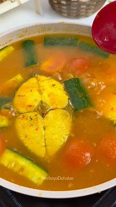 Asam Rebus Tenggiri ✨ (Idea Berbuka Puasa) Makan asam rebus ni sedap makan kuah banjir. Pedas masam gitu perghhh syahdu 😋 Bahan kisar (Dalam video ada bahan sy lupa mention. Please refer yg ni) - bawang merah, bawang putih, halia, kunyit hidup, belacan, cili api, lada merah Jom masak! Bahan bahan dan cara penyediaan semua ada dalam video tau. This time kita tak letak daun kesum. So rasa dia lebih light. Kalau nak letak pun sedap. Ikut selera masing2. #mamaimancook #asamrebusikan #masakankampung