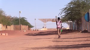 En proie à une canicule ces derniers jours, la ville d'Arlit se retrouve confrontée à une double peine : une chaleur étouffante conjuguée à des difficultés d'accès à l'eau potable. Une situation difficile, comme l'a constaté notre correspondant sur place après avoir recueilli les témoignages de quelques habitants. | Studio Kalangou - Fondation Hirondelle