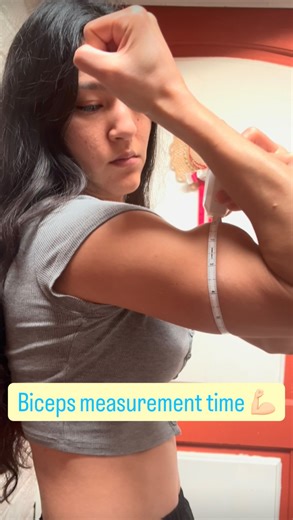Emi | I measured my biceps, but there’s no difference compared to last month 😢 But I’ll not give up. Progress takes time. #フィットネス #筋トレ女子... | Instagram