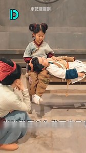 La pequeña estrella afortunada cometió un error y fue castigada a descender al mundo para sufrir. Por casualidad, cayó justo frente a un niño pobre. Su apariencia asustó tanto al niño que este salió corriendo sin mirar atrás. | تعليم الراندة مع عائشة