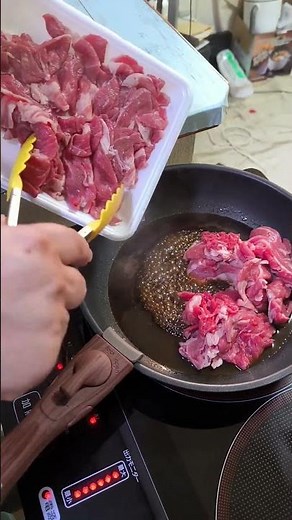 牛細切れの焼き方。先にタレを煮てアルコール類を飛ばす。後から肉を炒める。#気楽にクック #料理 #料理音 #簡単レシピ ＃吃音 #牛肉 #牛細切れ #タレ焼き