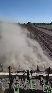 🚜 ¿El autoguiado es un lujo o una necesidad en el campo de hoy? 🛰️ Atrás quedaron los días en los que manejar el tractor dependía únicamente del "buen ojo" y la experiencia del operario para mantener la línea recta. Hoy, el autoguiado ha dejado de ser una tecnología de película para convertirse en el mejor aliado del productor. Pero, ¿realmente vale la pena la inversión? Aquí te comparto 3 puntos para reflexionar: Precisión que se traduce en billetes: 💸 No es solo "ir derecho". El autoguiado 