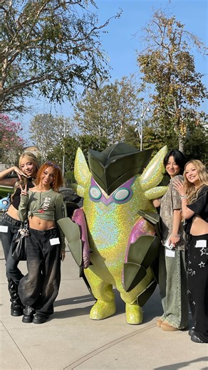 Riot Games on Instagram: "Little miss 🤝 little bro #VALORANT #GIRLSET"