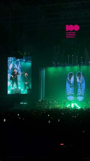 ¡Comienza la gira donde se repasan los 25 años de @_danimartin_ en la música! 🎉 El primer concierto en el @movistararenaes arranca y canta ‘Volverá’ con un público disfrutando y preparado para lo que queda de concierto con canciones de la mejor variedad musical 🎤✨ 🙌 ¿Cuál es la canción suya que más ganas tienes de escuchar en directo? 📲Más en CADENA100.es | CADENA 100