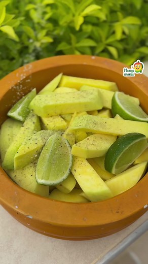 Disfrutando de mangos con sal y limón 🤤🥭🍋