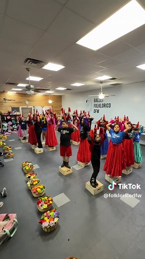 Bailarinas de Folklorico y Clases de Ballet para Adultos