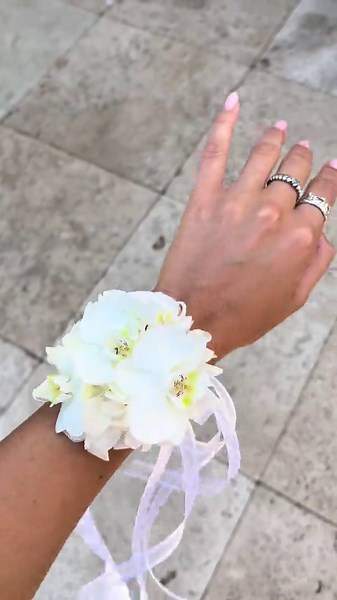Revive Your Prom with a Beautiful Corsage