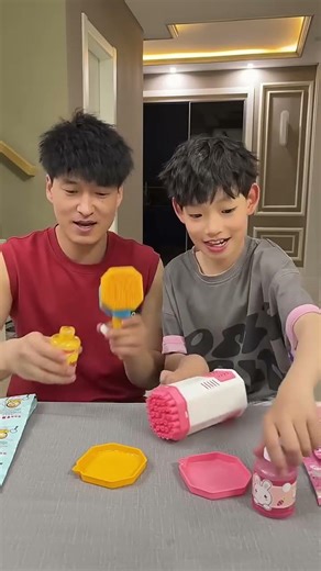 Xiaoyi And Dad Play With Bubbles, It's So Fun!#Chinesetoyfactory #Baby