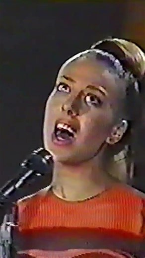 Llorando bajo la lluvia - México 1996 #diva #musica #monicanaranjo