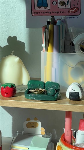 mariko ☻ creative hobbies + lifestyle on Instagram: "Welcome to another episode in my “Holidays on a Budget” Series, where I will be sharing fairly simple and affordable crafts for you to make as gifts for your loved ones this holiday season! ☁️🧸🎄 Today we’re making a trinket dish, but in the shape of a couch! It’s a lot easier to recreate than it looks, so def give this a try for your next air dry clay project ;D #craftideas #craftingcommunity #craftinspiration #diyproject #diyideas #handmade