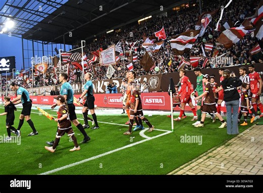 April 17, 2026, GER; 1. FBL, FC St. Pauli Hamburg vs 1.FC Cologne In the picture, the teams walk in front of the Pauli fan curve Photo © nordphoto GmbH/ Witke DFL REGULATIONS PROHIBIT ANY USE OF PHOTOGRAPHS AS IMAGE SEQUENCES AND/OR QUASI-VIDEO Stock Photo - Alamy