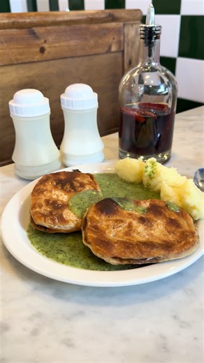 🏴󠁧󠁢󠁥󠁮󠁧󠁿🏴󠁧󠁢󠁥󠁮󠁧󠁿🏴󠁧󠁢󠁥󠁮󠁧󠁿 Manze’s, Peckham. | Pie And Mash