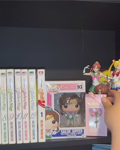 My Sailor Moon shelf! Love this one so much! Sailor Moon and Sailor Jupiter were my favorites growing up!#sailormoon #sailorjupiter #mangashelving #collection #usagi