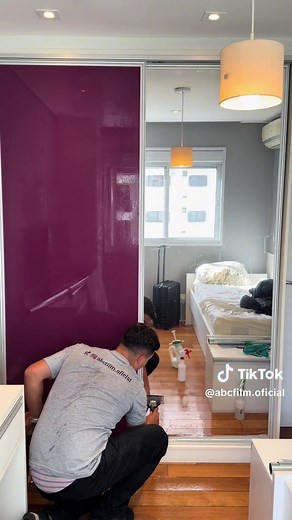 O guarda-roupa era rosa… e transformamos ele em espelho 😳✨ Como o guarda-roupa já era de vidro, conseguimos aplicar o efeito espelhado e mudar completamente o visual do quarto. O resultado ficou moderno, elegante e com aparência de móvel de alto padrão 👏🏼 Muita gente nem acredita que é o mesmo guarda-roupa depois da transformação. 📩 Chama a Abc Film no direct para orçamento e mais informações. #abcfilm #insulfilm #arquitetura #viral